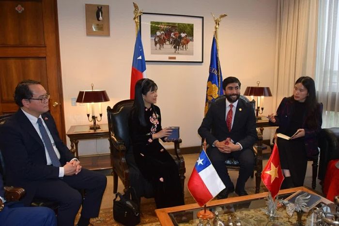Đoàn gặp Phó Chủ tịch Hạ viện Chile. (Nguồn: Đại sứ quán Việt Nam tại Chile)