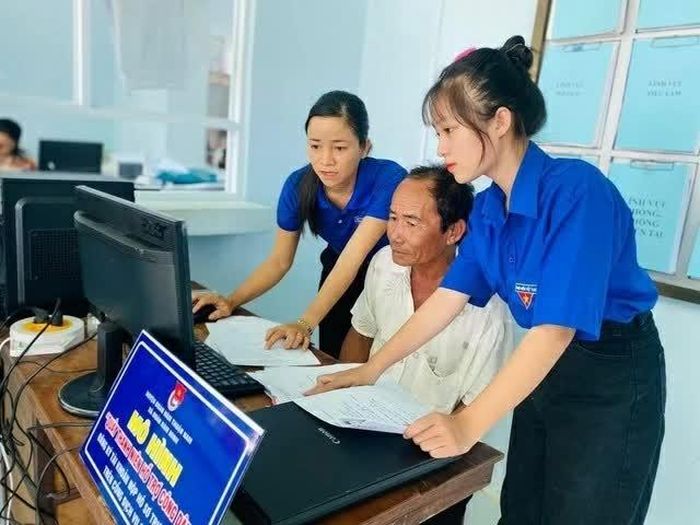 Thanh niên hướng dẫn cho người dân về công nghệ. (Nguồn: VGP)