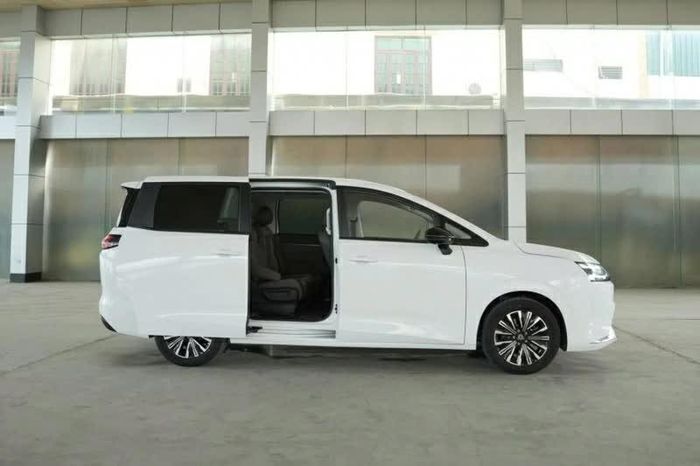 Wuling Darion có ba hàng ghế với tổng cộng 7 chỗ ngồi theo sơ đồ 2+2+3, trong đó hàng ghế thứ hai gồm hai ghế độc lập.