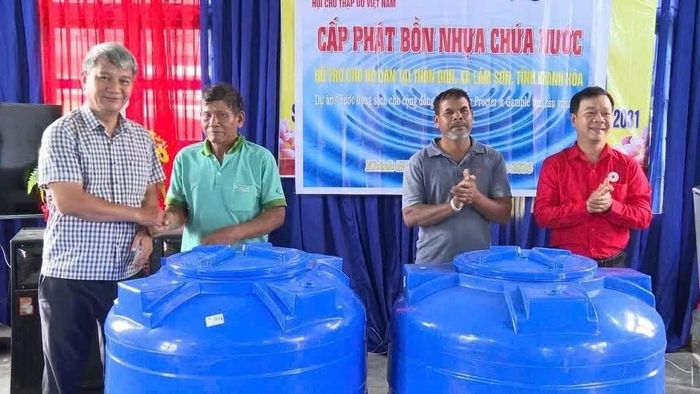 Hội Chữ thập đỏ Việt Nam cấp phát bồn chứa nước sạch cho hộ dân thôn Gòn 1, xã Lâm Sơn (Khánh Hòa). (Nguồn: Hội Chữ thập đỏ tỉnh Khánh Hòa)