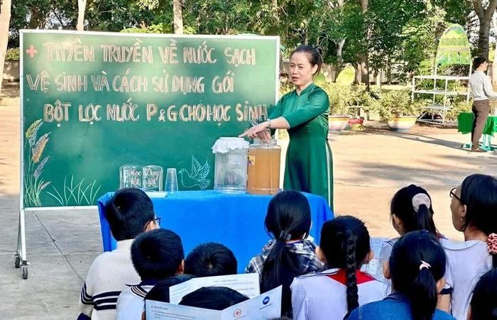 Học sinh hào hứng tham gia các buổi truyền thông ngoại khóa về nước sạch và vệ sinh cá nhân. (Nguồn: Hội Chữ thập đỏ tỉnh Lâm Đồng)