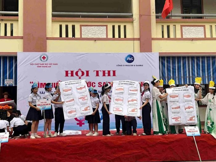 Sôi nổi Hội thi tìm hiểu kiến thức nước sạch và vệ sinh môi trường tại Trường Tiểu học Thanh Giang (Nghệ An). (Nguồn: Hội Chữ thập đỏ tỉnh Nghệ An)