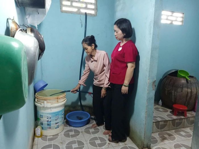 Cán bộ Hội Chữ thập đỏ khảo sát nhu cầu nước sạch thực tế của hộ dân tại TP. Cần Thơ. (Nguồn: Hội Chữ thập đỏ TP. Cần Thơ)
