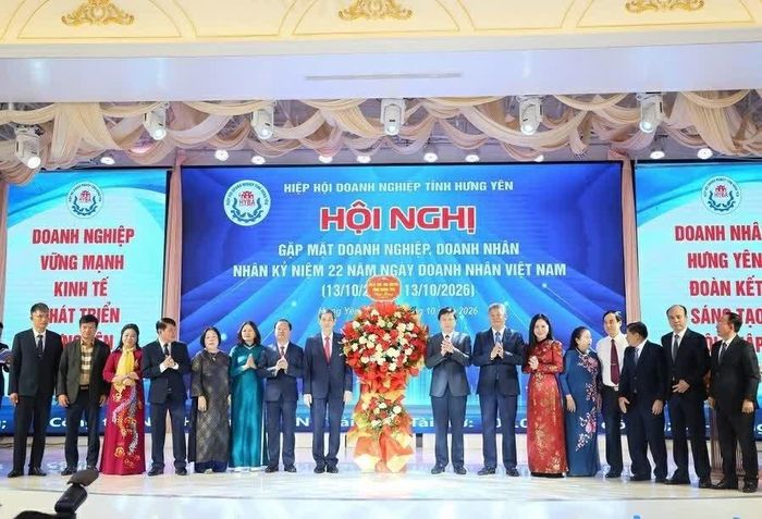 Phó Bí thư Thường trực Tỉnh ủy, Chủ tịch Ủy ban MTTQ Việt Nam tỉnh Hưng Yên Trần Quốc Toản và Phó Bí thư Tỉnh ủy, Chủ tịch UBND tỉnh Hưng Yên Nguyễn Mạnh Quyền dự Hội nghị gặp mặt doanh nghiệp, doanh nhân nhân kỷ niệm 22 năm Ngày Doanh nhân Việt Nam (13/10/2004-13/10/2026).