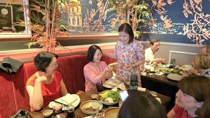 Khách mời vui mừng sau khi tự làm được chiếc gỏi cuốn vừa ngon vừa đẹp mắt. (Nguồn: Tổng Lãnh sự quán Việt Nam tại San Francisco)