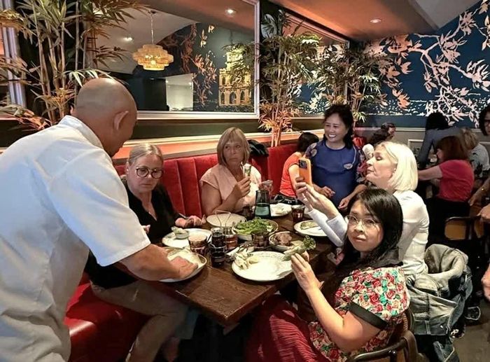 Đầu bếp Phạm Ngọc Thắng (tức Nghĩa) và phu nhân Nguyễn Mỹ Hạnh, chủ nhà hàng Tháp Rùa trực tiếp hướng dẫn cách làm gỏi cuốn. (Nguồn: Tổng Lãnh sự quán Việt Nam tại San Francisco)