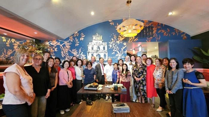 Khách mời tham dự cùng chụp ảnh lưu niệm sau thực hành làm món ăn. (Nguồn: Tổng Lãnh sự quán Việt Nam tại San Francisco)