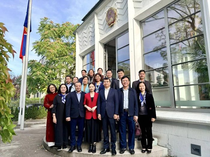 Đoàn đại biểu ngành xuất bản Việt Nam làm việc với Tổng Lãnh sự quán Việt Nam tại Frankfurt. (Ảnh: Hồng Trí)