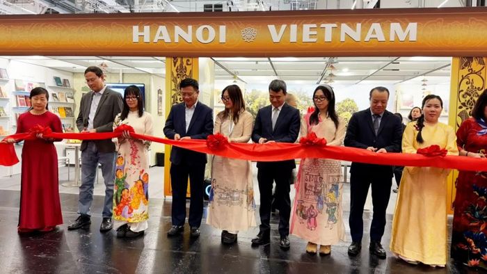 Các đại biểu cắt băng tại lễ khai mạc Gian hàng Sách Việt Nam. (Ảnh: Hồng Trí)