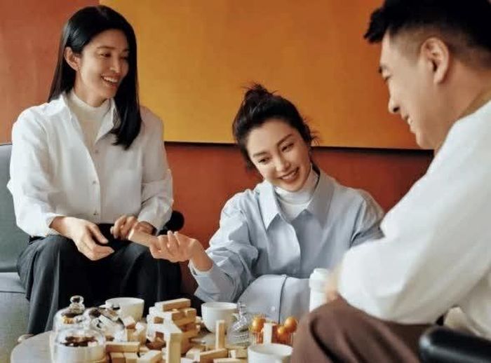 Lý Băng Băng (ở giữa) và Lý Tuyết (bên trái) có mối quan hệ vô cùng thân thiết. (Nguồn: QQ.com)