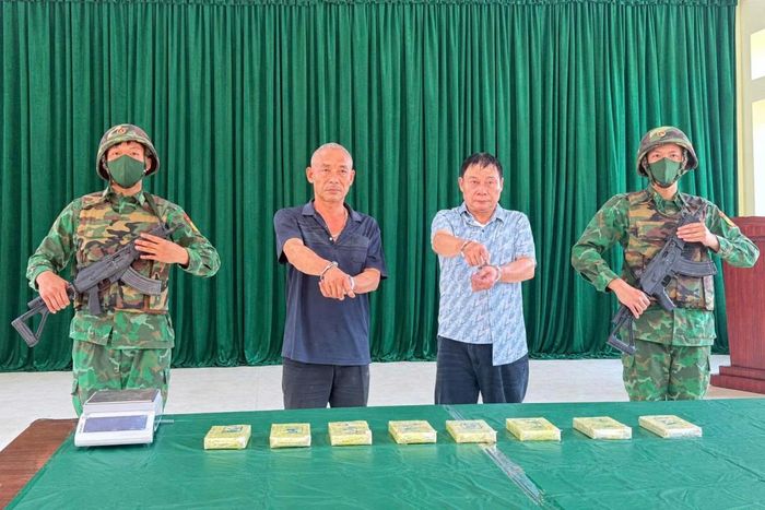 Hai đối tượng cùng tang vật 8 bánh heroin bị Bộ đội Biên phòng tỉnh Cao Bằng bắt giữ trong Chuyên án CB926p. Ảnh: NÔNG VĂN TUẤN