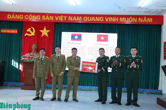 Đồn Biên phòng Chiềng On tặng quà cho Công an huyện Xiềng Khọ, tỉnh Hủa Phăn, Lào. Ảnh: Mai Thế Cảnh