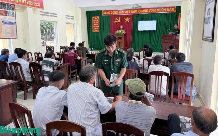 Cán bộ Đồn Biên phòng Cát Khánh hướng dẫn ngư dân quét mã QR tra cứu pháp luật khi hành nghề trên biển. Ảnh: Thanh Bình