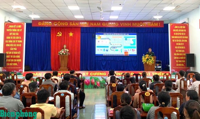 Đồn Biên phòng Bình Châu tuyên truyền, phổ biến những nội dung cơ bản của Luật Thủy sản năm 2017 và các văn bản hướng dẫn thi hành. Ảnh: Văn Danh