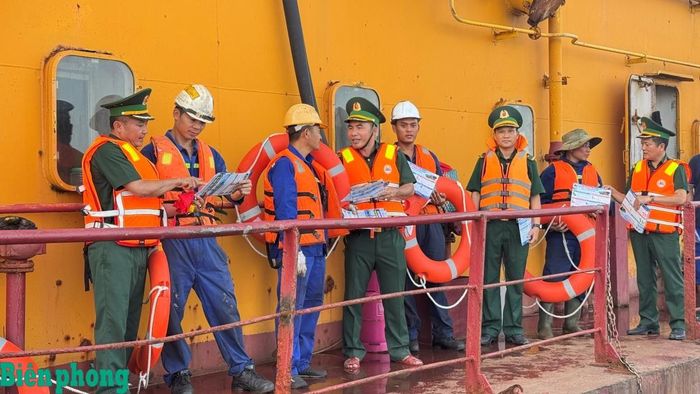 Các lực lượng tiếp cận, phát tờ rơi tuyên truyền và trao tặng phao cứu sinh, cờ Tổ quốc cho công nhân đang thi công tại khu vực cảng. Ảnh: Thế Mạnh