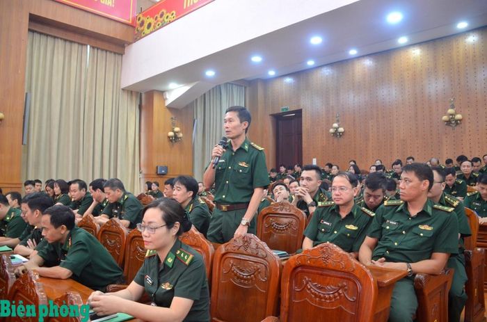 Cán bộ Cơ quan Bộ Tư lệnh Bộ đội Biên phòng thảo luận tại hội nghị. Ảnh: TK