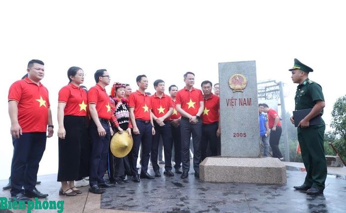 Cán bộ Bộ đội Biên phòng tỉnh Điện Biên giới thiệu với lãnh đạo Trung ương Hội Liên hiệp Thanh niên Việt Nam cùng các đại biểu về cột mốc biên giới trong chặng 4 Hành trình “Tôi yêu Tổ quốc tôi”, diễn ra vào tháng 8/2026, tại xã Sín Thầu, tỉnh Điện Biên. Ảnh: Thùy Chi