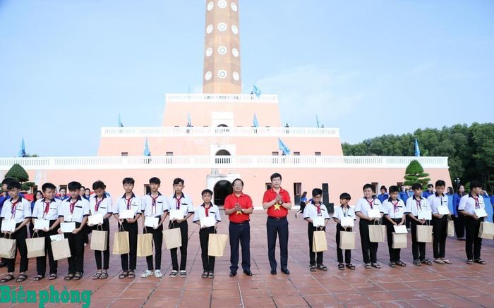 Lãnh đạo Trung ương Hội Liên hiệp Thanh niên Việt Nam tặng quà, học bổng cho học sinh trong chặng 6 Hành trình “Tôi yêu Tổ quốc tôi”, diễn ra vào tháng 9/2026, tại xã Đất Mũi, tỉnh Cà Mau. Ảnh: Đăng Hải
