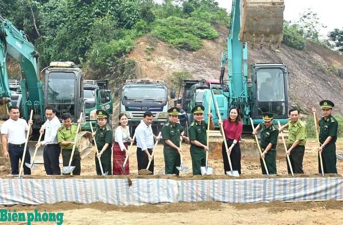 Các đại biểu thực hiện nghi thức khởi công công trình. Ảnh: Thanh Giang
