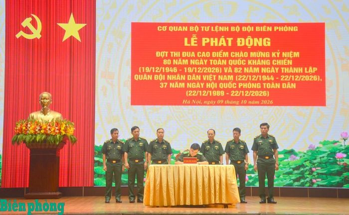 Thiếu tướng Võ Tiến Nghị phê duyệt nội dung giao ước thi đua. Ảnh: TK