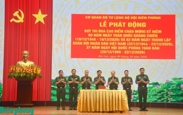 Đại diện các cơ quan, đơn vị ký giao ước thi đua. Ảnh: TK