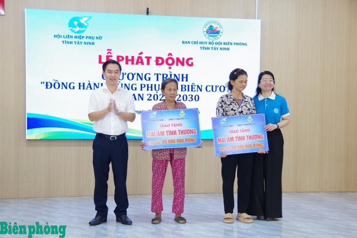 Các đơn vị trao bảng hỗ trợ kinh phí xây dựng nhà “Mái ấm tình thương” cho các hộ khó khăn. Ảnh: Hải Bằng