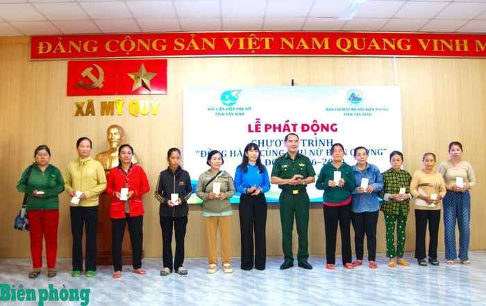 Lãnh đạo hai đơn vị trao quà cho các hộ dân có hoàn cảnh khó khăn. Ảnh: Hải Bằng