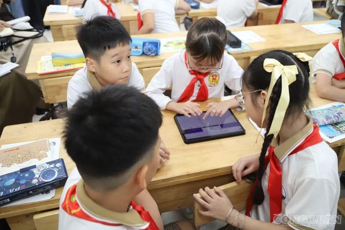 Như vậy, một nội dung vốn thuộc nhóm kiến thức nền tảng, mọi học sinh được quyền tiếp cận sẽ không thể được chuyển sang một lớp "tự nguyện" để thu tiền.