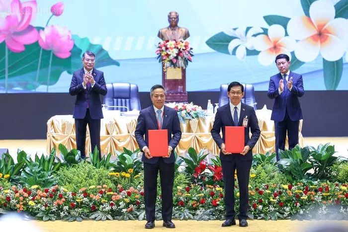 Hai Thủ tướng chứng kiến lễ trao giấy chứng nhận đầu tư và thỏa thuận hợp tác các dự án giữa các cơ quan và doanh nghiệp hai nước - Ảnh: CP