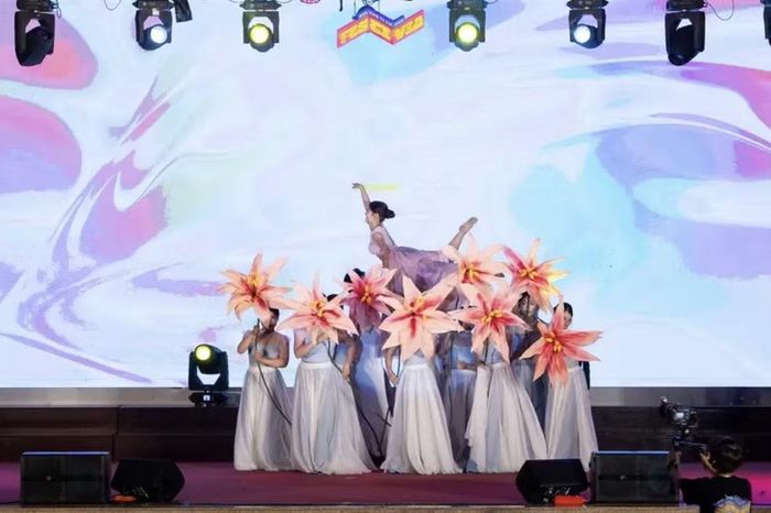 Những điệu múa nhịp nhàng thu hút ánh nhìn của khán giả.