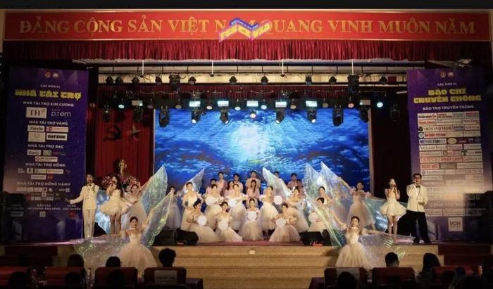 Tiết mục hợp xướng “Rực rỡ” mở màn đầy trang trọng.