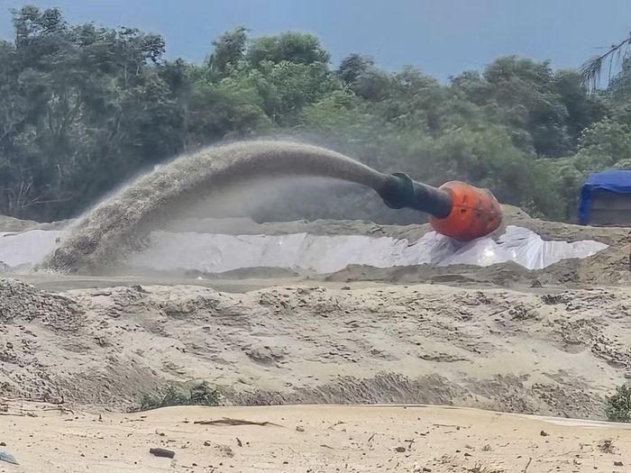 Vòi hút cát của Công ty TNHH MTV Long Hải, từ dưới biển lên bãi chứa tại thôn Mỹ Thủy, phun cả ngày lẫn đêm, khiến người dân bức xúc (ảnh Cái Văn Long).
