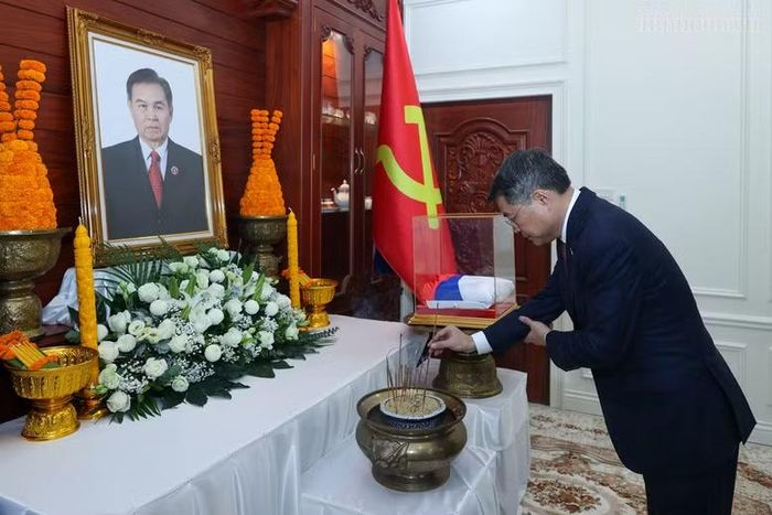 Thủ tướng Lê Minh Hưng tới thăm gia đình, dâng hương tưởng niệm cố Chủ tịch Quốc hội Lào Saysomphone Phomvihane - Ảnh: CP