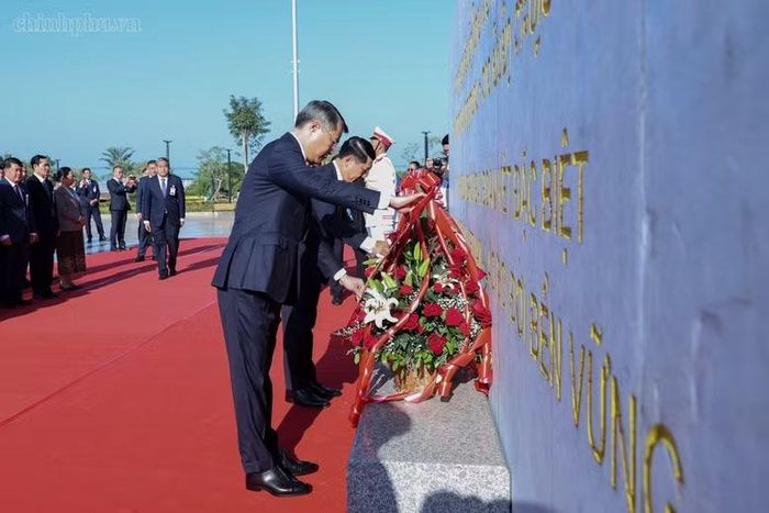 Thủ tướng Lê Minh Hưng và Thủ tướng Chính phủ Lào Saleumxay Kommasith dâng hoa tưởng niệm tại tượng đài Chủ tịch Hồ Chí Minh, Chủ tịch Kaysone Phomvihane, Chủ tịch Souphanouvong - Ảnh: CP