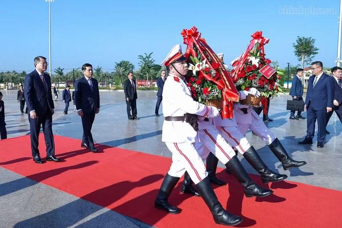 Thủ tướng Lê Minh Hưng và Thủ tướng Chính phủ Lào Saleumxay Kommasith thăm Công viên hữu nghị Lào - Việt Nam, dâng hoa tưởng niệm tại tượng đài Chủ tịch Hồ Chí Minh, Chủ tịch Kaysone Phomvihane, Chủ tịch Souphanouvong - Ảnh: CP