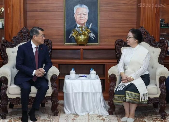 Thủ tướng Lê Minh Hưng trò chuyện, thăm hỏi gia quyến cố Chủ tịch Quốc hội Lào Saysomphone Phomvihane - Ảnh: CP