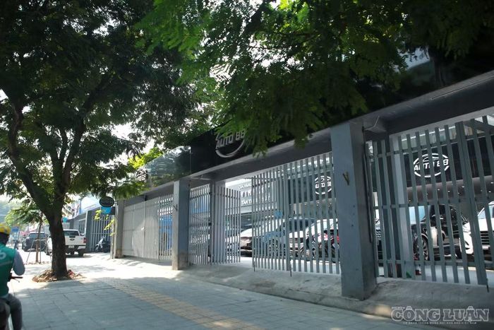 Ghi nhận trên tuyến phố Nguyễn Khánh Toàn cho thấy, khu vực này tập trung nhiều cửa hàng kinh doanh, sửa chữa xe máy và ô tô.
