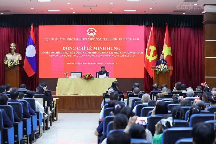 Thủ tướng Lê Minh Hưng thông tin tới bà con về tình hình trong nước - Ảnh: CP