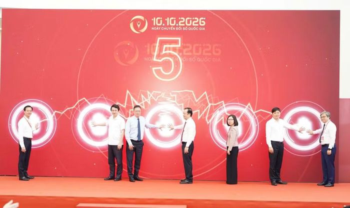 Các đại biểu thực hiện nghi thức mở nền tảng ứng dụng chuyển đổi số cấp xã - Ảnh: KHCN