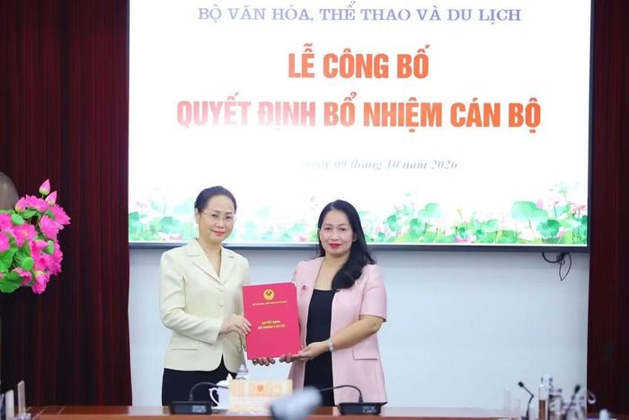 Bộ trưởng Lâm Thị Phương Thanh trao quyết định bổ nhiệm Cục trưởng Cục Thông tin điện tử và Chuyển đổi số Nguyễn Thị Hoàng Lan. Ảnh: Trần Huấn