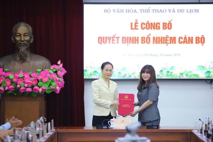 Bộ trưởng Lâm Thị Phương Thanh trao quyết định bổ nhiệm cho Cục trưởng Cục Văn hóa - Thông tin cơ sở và Gia đình Ninh Thị Thu Hương. Ảnh: Trần Huấn