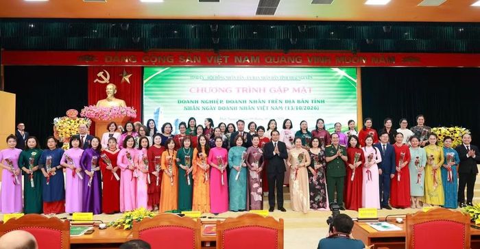 Các đồng chí Thường trực Tỉnh ủy và các đại biểu tặng hoa chúc mừng các nữ doanh nghiệp, doanh nhân nhân ngày Phụ nữ Việt Nam. Ảnh: thainguyen.gov.vn