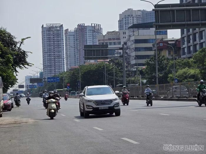 Hiện tại, tuyến Quốc lộ 1A hiện hữu chỉ có 8 làn xe và liên tục rơi vào tình trạng quá tải, "gồng gánh" lưu lượng giao thông rất lớn qua khu vực đô thị. Ảnh: Hà Đương