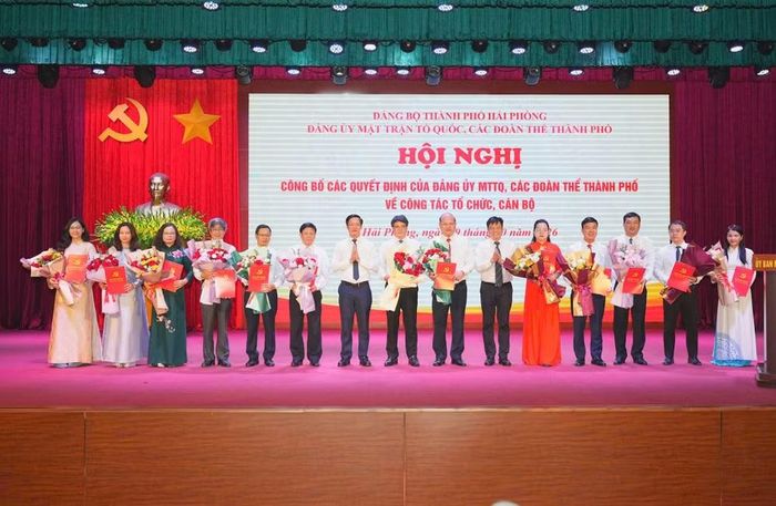 Lãnh đạo Đảng ủy trao quyết định và tặng hoa chúc mừng các đồng chí được bổ nhiệm và chỉ định tham gia cấp ủy. (Ảnh: Đàm Thanh - CTTĐTHP)