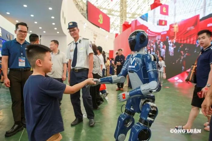 Người dân tương tác với robot VinMotion tại Triển lãm thành tựu đất nước