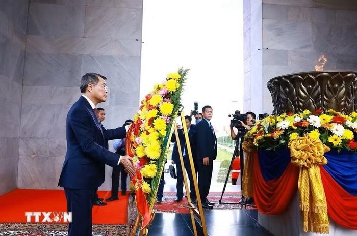Thủ tướng Lê Minh Hưng đặt hoa tại Đài Độc lập ở thủ đô Phnom Penh. Ảnh: TTXVN