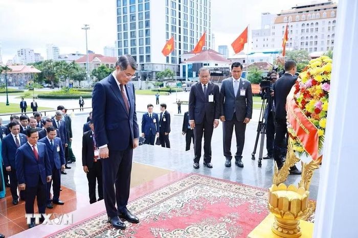 Thủ tướng Lê Minh Hưng đến đặt hoa tại Đài Hữu nghị Campuchia-Việt Nam. Ảnh: TTXVN