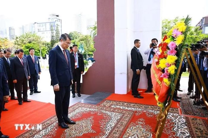 Trong chương trình thăm chính thức Vương quốc Campuchia, chiều 9/10/2026, Thủ tướng Lê Minh Hưng đến đặt hoa tại Đài tưởng niệm cố Quốc vương Norodom Sihanouk ở thủ đô Phnom Penh. Ảnh: TTXVN