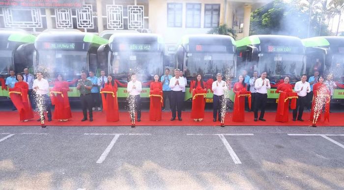 Các đại biểu tỉnh Hưng Yên và thành phố Hà Nội cắt băng khai trương tuyến buýt điện số 83 (Bến xe Gia Lâm - Bến xe Hưng Yên).