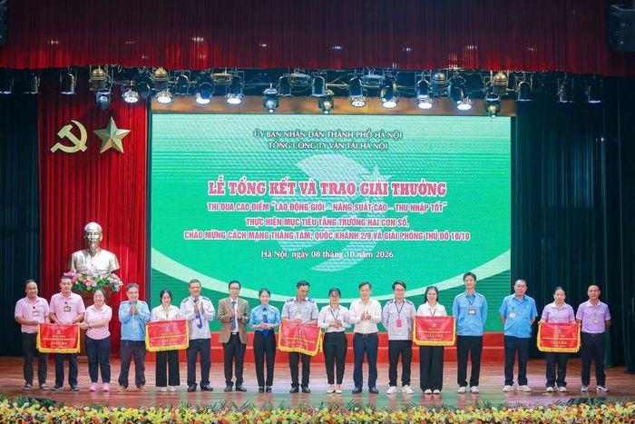 Đồng chí Nguyễn Thuỷ, Phó Tổng giám đốc Transerco và đồng chí Nguyễn Hoàng Hải, Chủ tịch Hiệp hội VTHKCC Thành phố Hà Nội trao các giải Nhất, Nhì, Ba Hội thi.